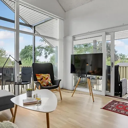 3 Bedroom Beautiful In Casa de Férias