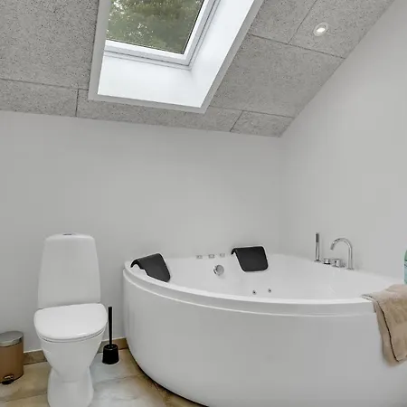 3 Bedroom Beautiful In Casa de Férias *