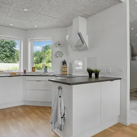 3 Bedroom Beautiful In Casa de Férias *