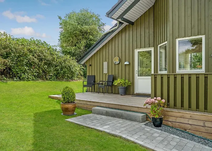 3 Bedroom Beautiful In Hejls